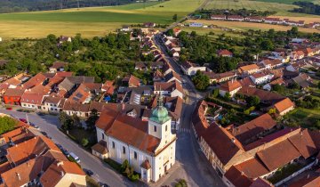 Letecký pohled na centrum a cestu směr hrad Veveří